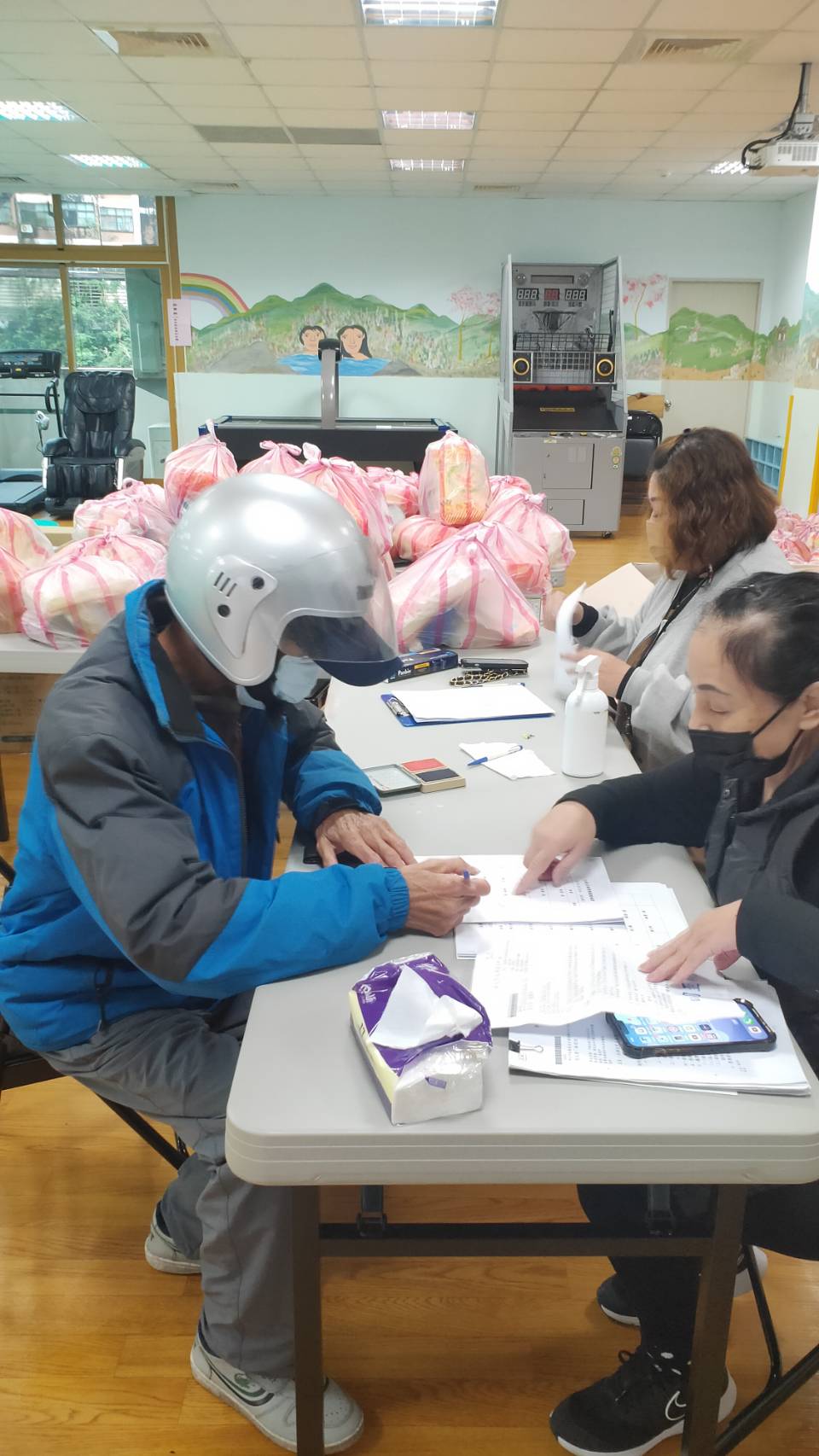 協助民眾登記領取物資
