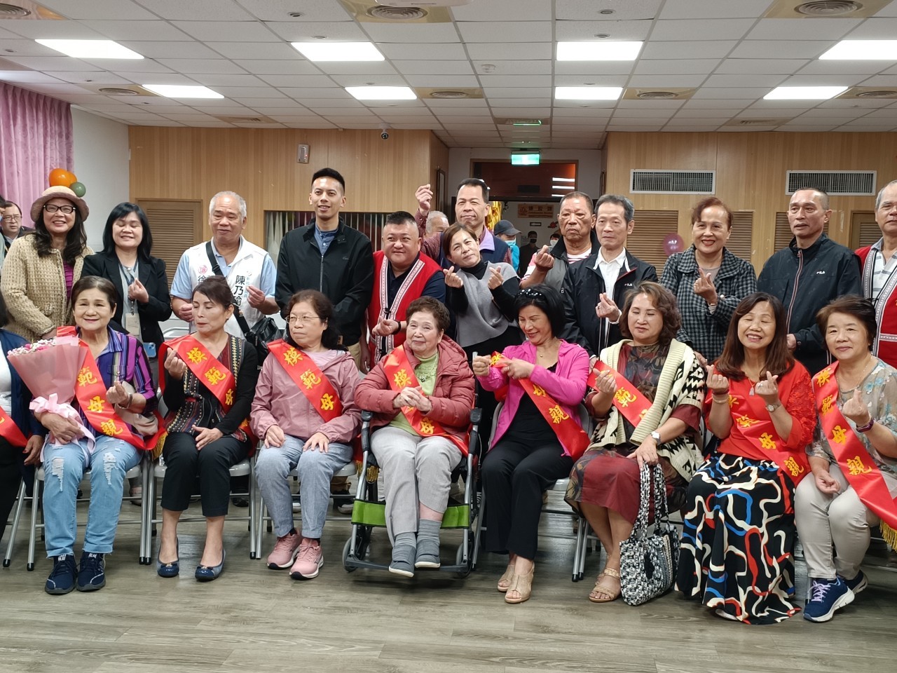 區長與議員、局長及代表們與模範母親合影