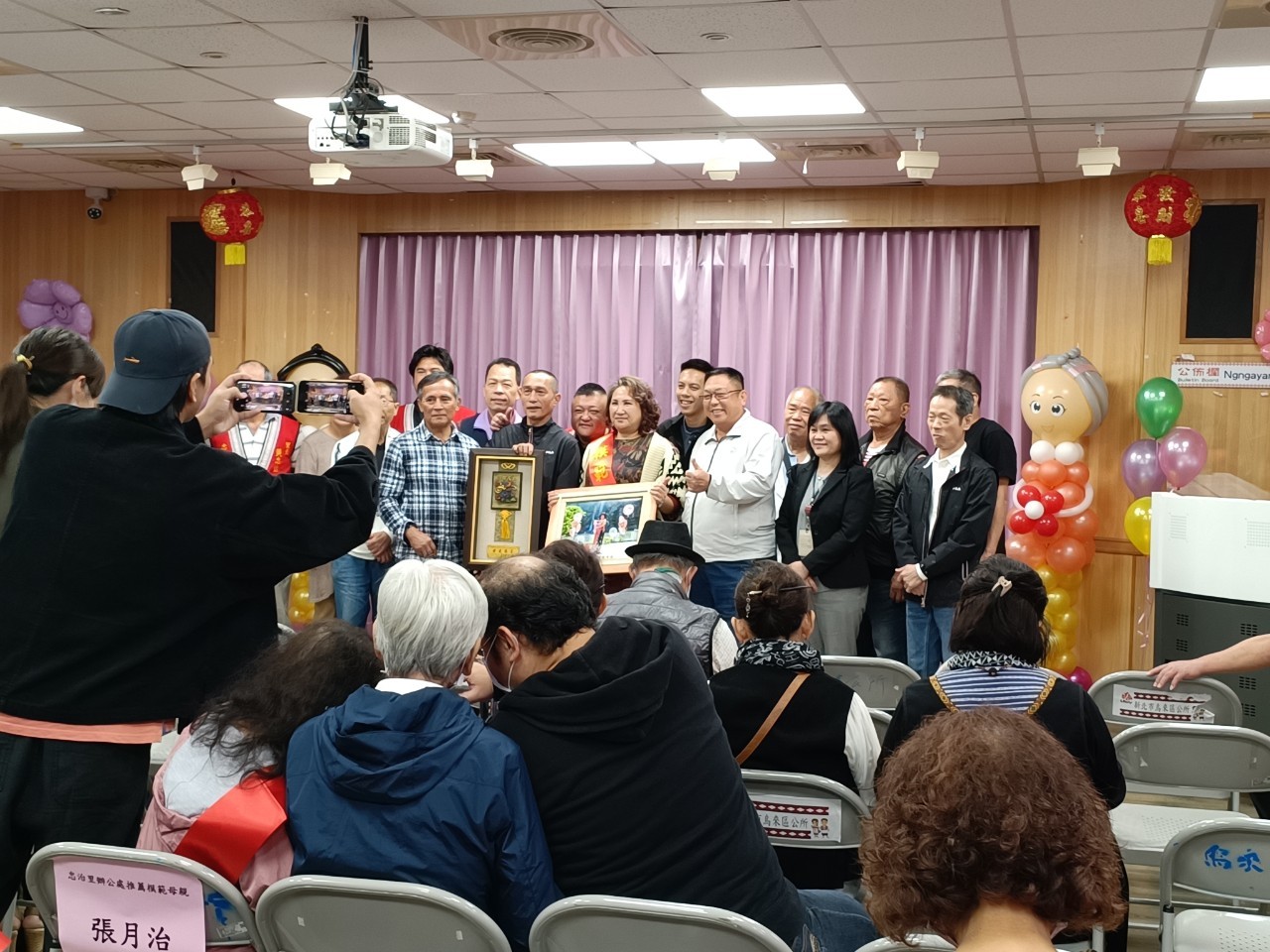 頒發烏來社區模範母親扁額