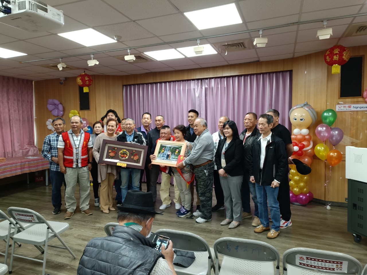 頒發堰堤社區模親母親扁額