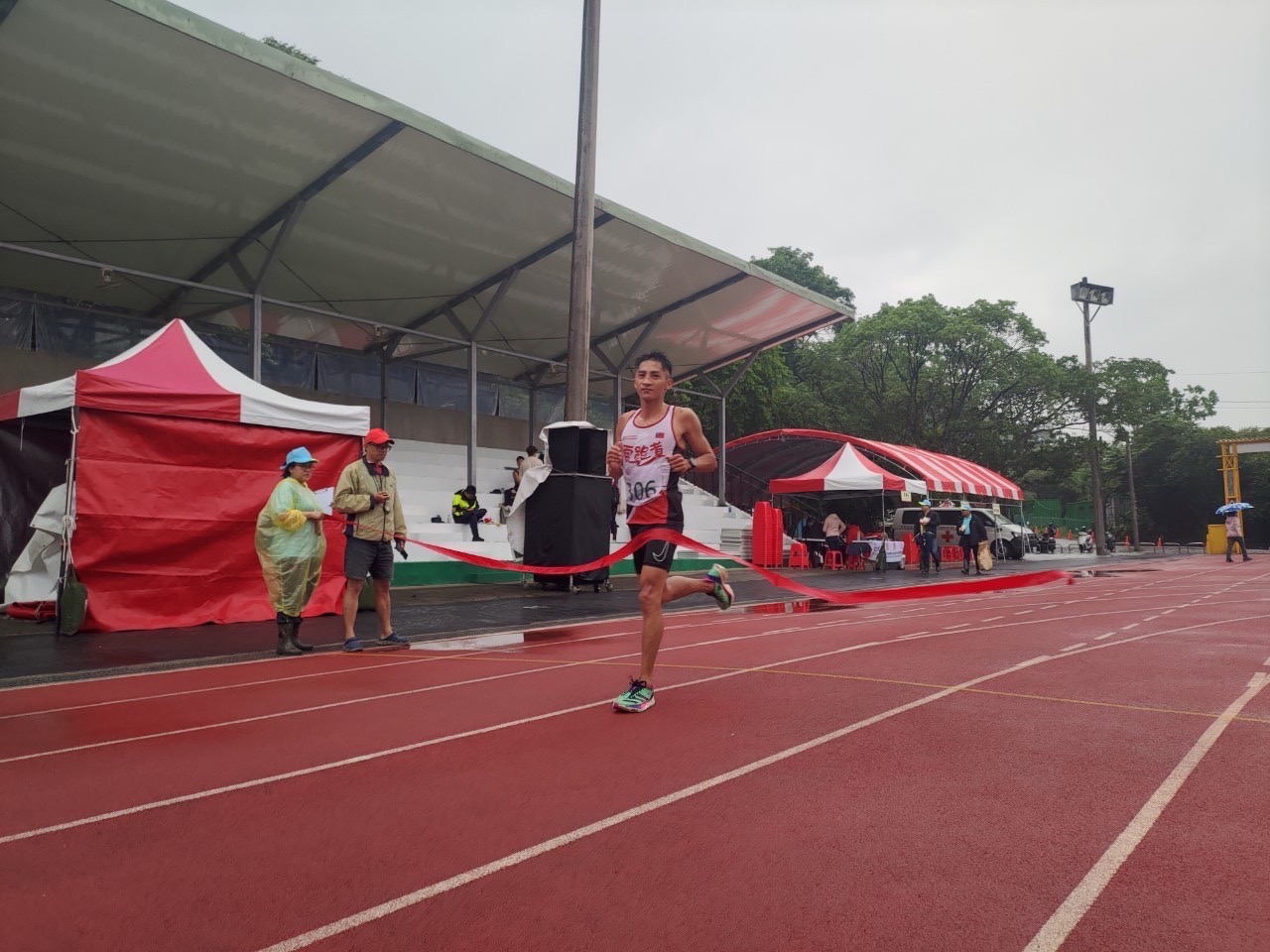 10公里路跑選手抵達終點