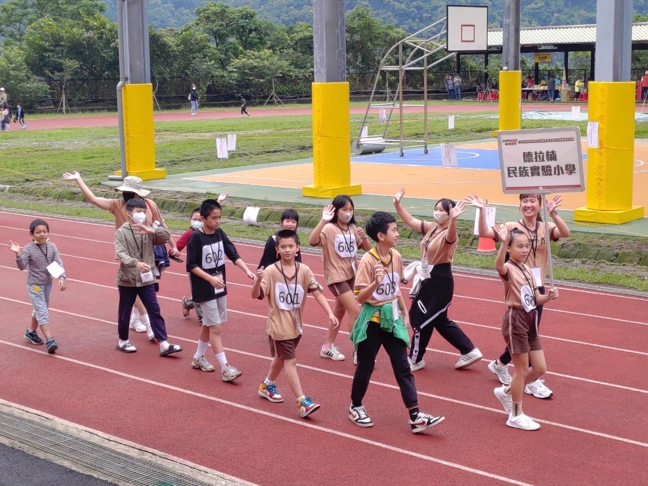 德拉楠民族實驗小學進場
