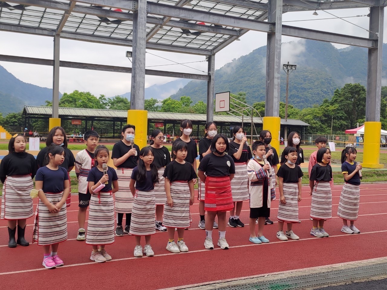 德拉楠民族實驗小學唱國歌