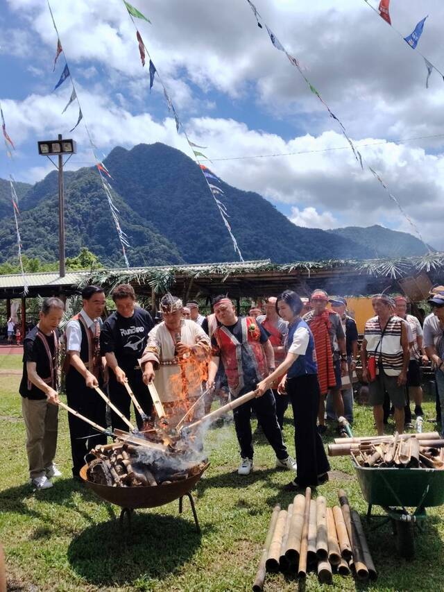耆老帶領點火儀式