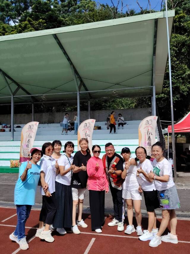 區長與婦女會合影
