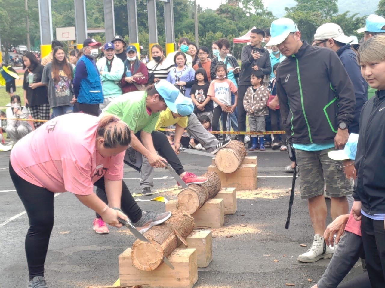 女子組据木頭比賽