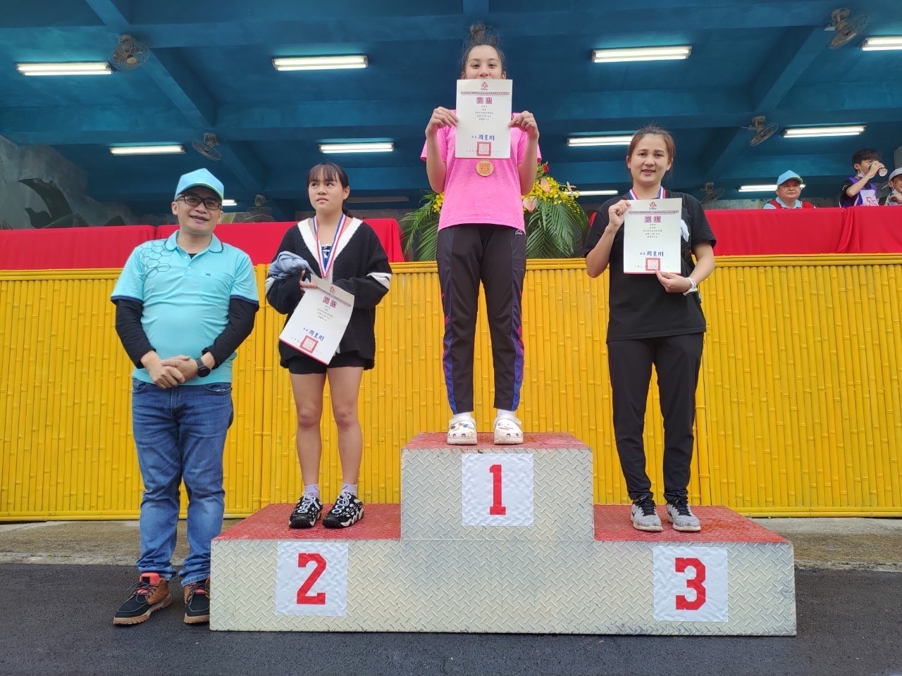 黃課長頒發社會女子組100公尺得獎選手